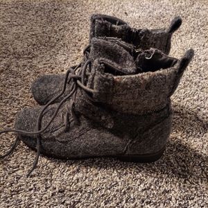 Bearpaw grey winter boots